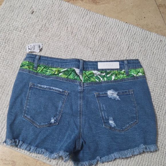 AKIRA Blue Jean Shorts with Green Details Size Xl - Picture 5 of 7